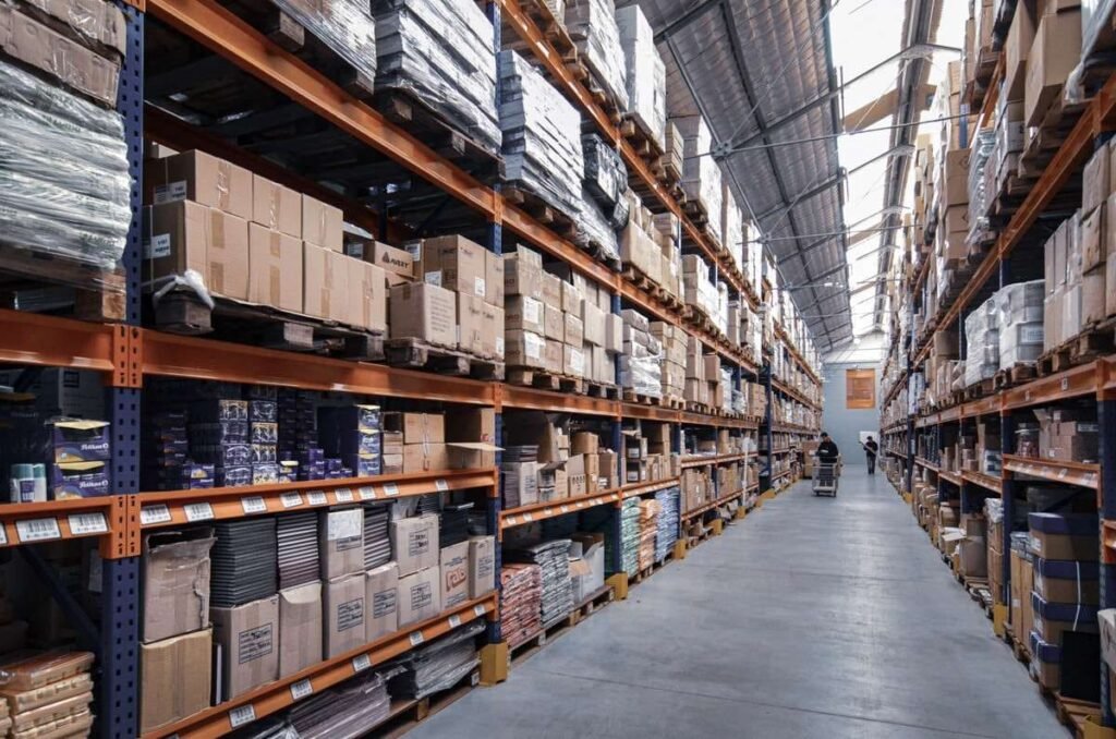 Racks combinados instalados en depósito industrial