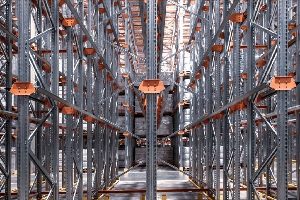 Racks penetrables instalados en depósito industrial