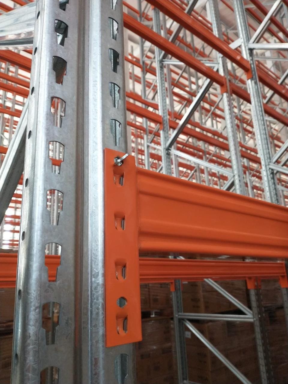 Rack selectivo instalado en depósito industrial