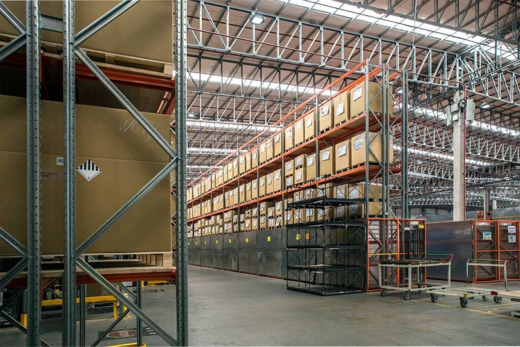 Racks selectivos instalados en depósito industrial