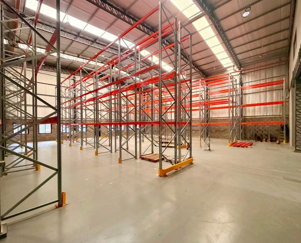 Racks selectivos instalados en depósito industrial