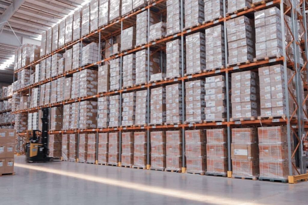 Racks selectivos instalados en depósito industrial